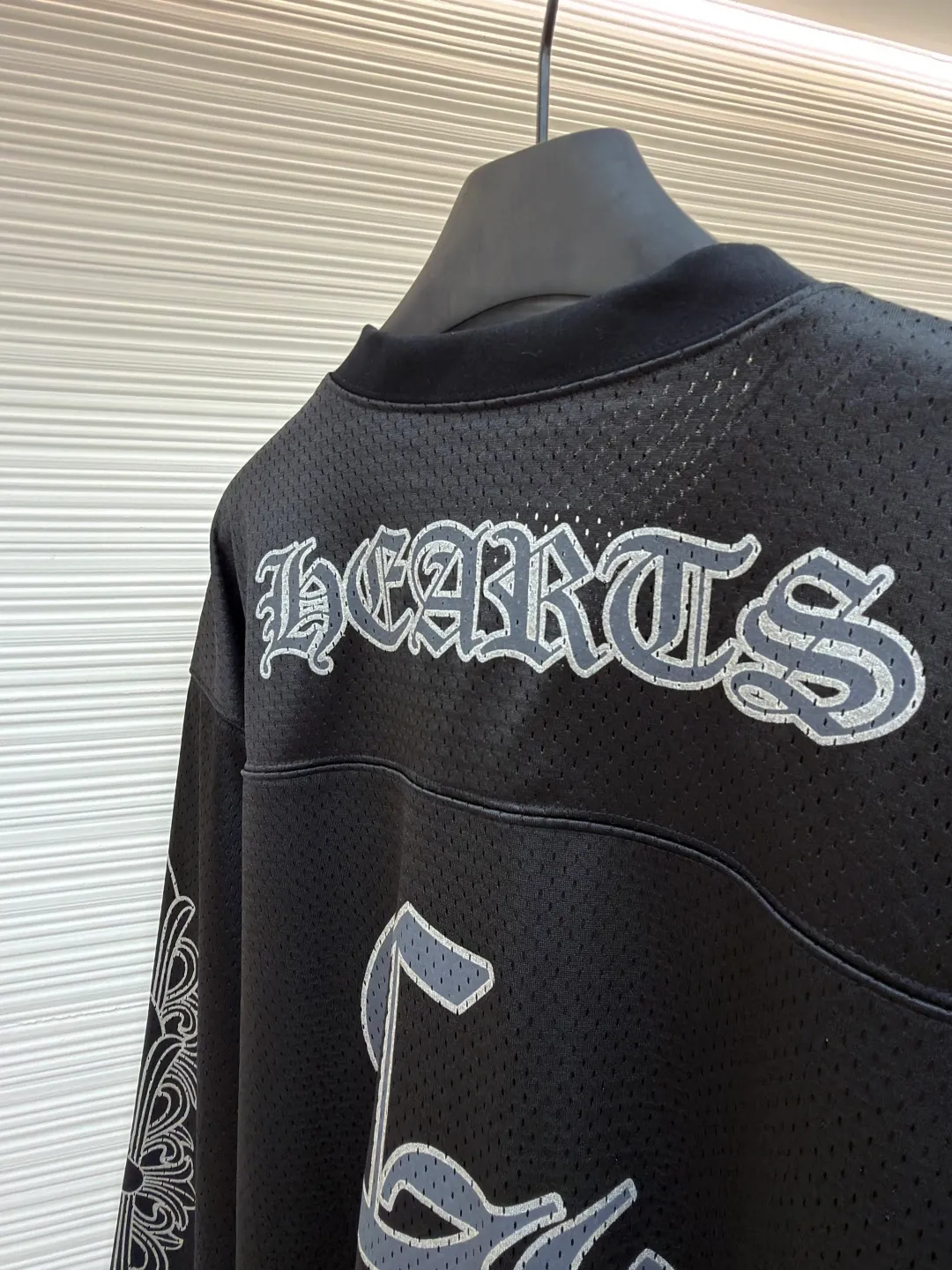 Chrome Hearts Ice Hockey Uniform Letter Printed Long Sleeve ●Original: Purchased and developed by 15539 ●Item No.: 1681770-A15 ●Fabric: High-density breathable mesh fabric ●Technology: Printing ●Color: Black ●Version: Fitted version ●Weight: about 565 grams ●Size: S-M-L ●Description: Made of high-density breathable mesh fabric, treated with soft washing technology, it is smooth to the touch and breathable, and will not feel stuffy after long-term wear. The side of the trousers is decorated with embossed pattern embroidery, which is made through multi-layer needlework technology. The texture is three-dimensional and exquisite, and it is not easy to fall off, highlighting the dark aesthetic style of the brand. The waist is equipped with a drawstring design, which is suitable for various waistlines and can be worn without restraint. The fit is a loose, straight cut, with natural hems to ensure a neat look and plenty of room for movement. The stitching of the whole trousers is neat and even, and there is no accumulation of burrs in the details. The size is measured manually (an error of 1-3CM is normal). The craftsmanship balances comfort attributes and trendy design. It is a street style item with both practicality and style. The overall wiring is straight and delicate, the fabric is comfortable and soft, and the color is consistent without color difference. It can be matched with the same style to create a fashionable look and control various occasions. Customized accessories, complete with three standards, same style for men and women!